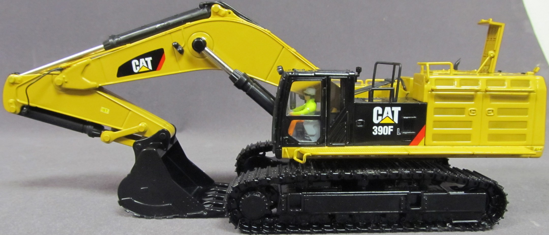 DieCast Masters 85284 1:50 Caterpillar 390F LME Hydraulic Tracked Excavator 